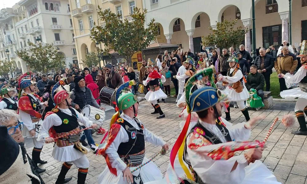 Χριστούγεννα: Οι Μωμόγεροι ζωντανεύουν την παράδοση στο κέντρο της Αθήνας - Το ξεσηκωτικό έθιμο (βίντεο)